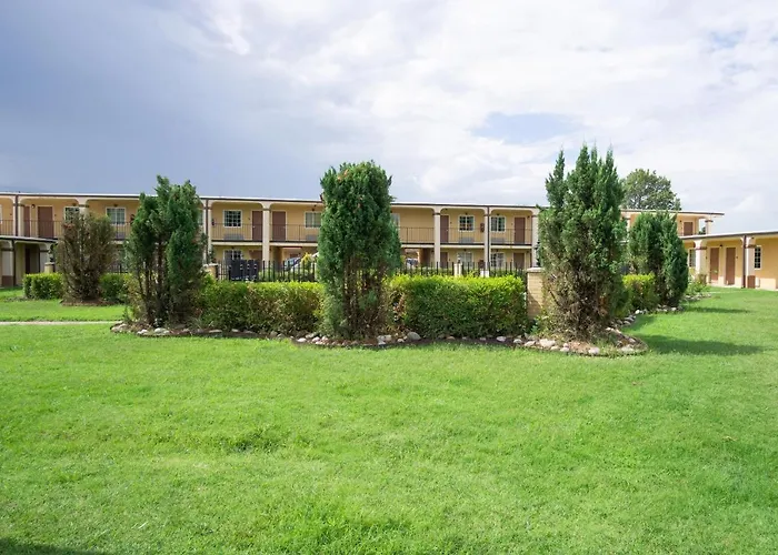 Woodridge Inn And Suites