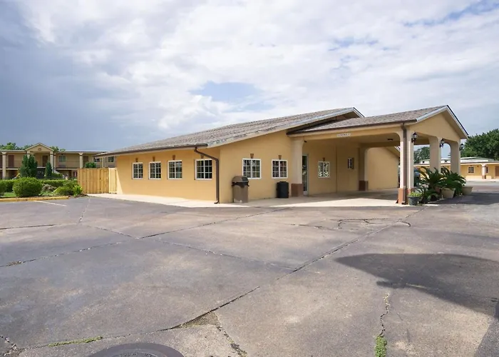 Woodridge Inn And Suites