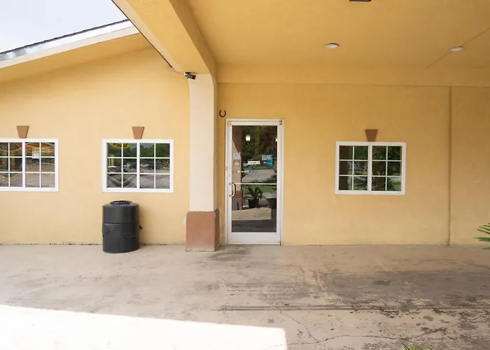 Woodridge Inn And Suites